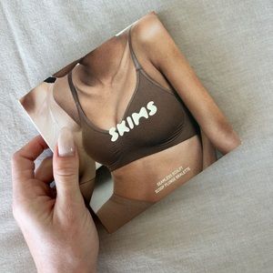 SKIMS SEAMLESS SCULPT SCOOP PLUNGE BRALETTE, Size S, Color Jasper
